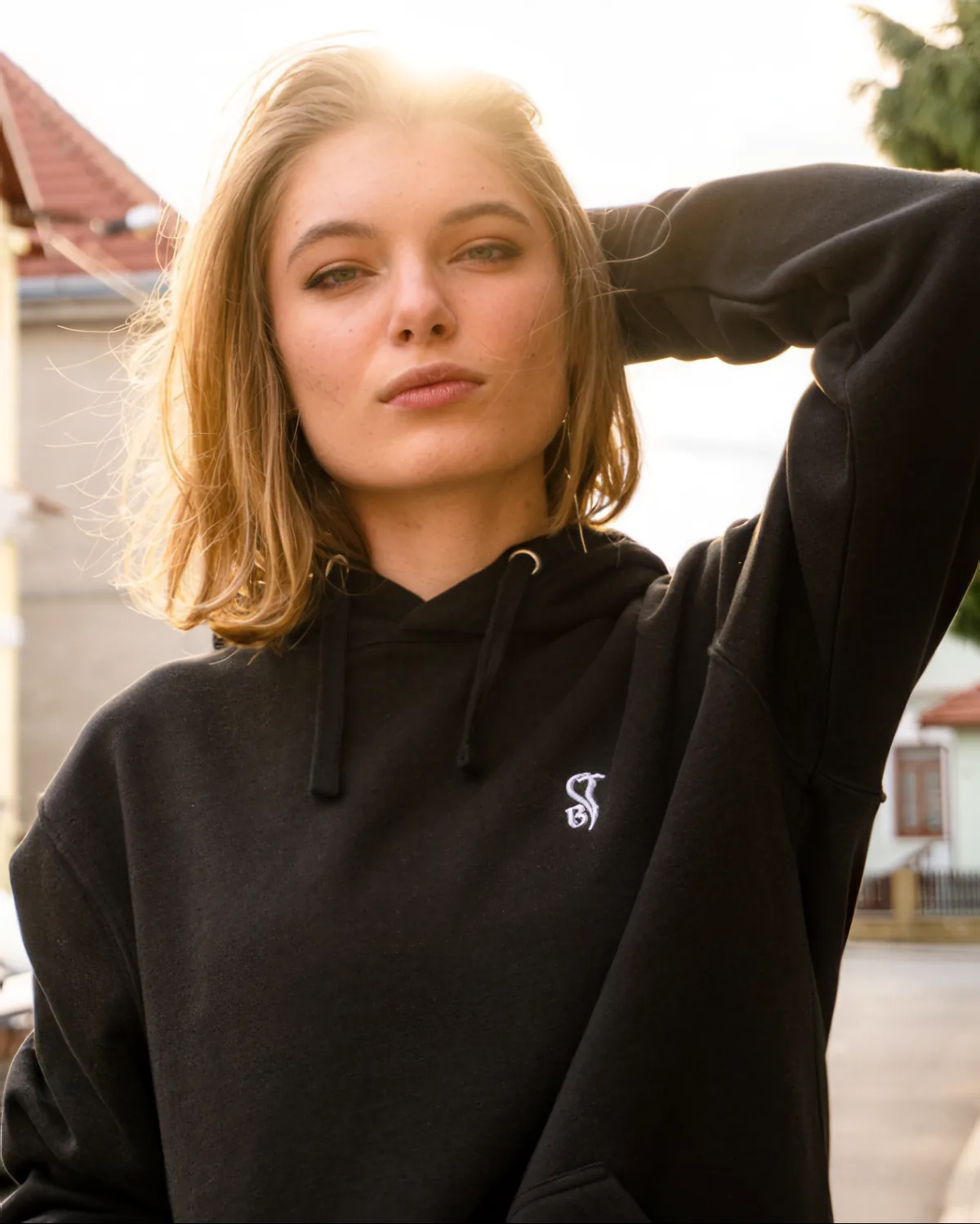Dívka v černé mikině s vyšitým monogramem B