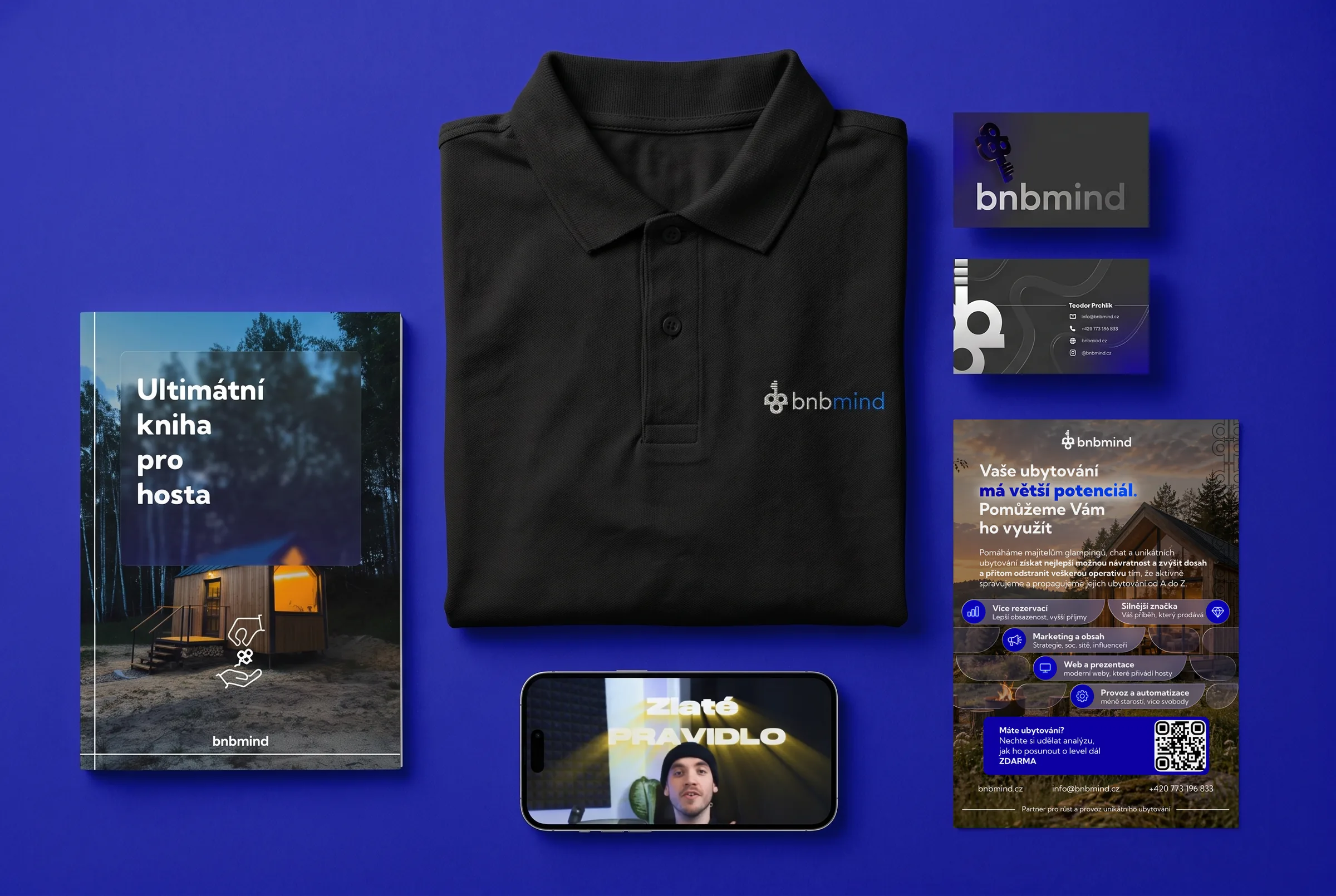 Identita BnBMind na modrém pozadí: polokošile s vyšitým logem, vizitky, leták, e-book Ultimátní kniha pro hosta a telefon s Reelem