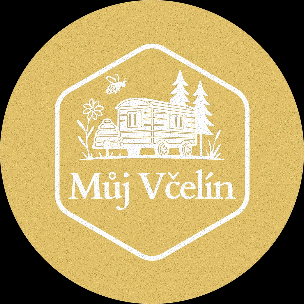 Logo Můj Včelín: maringotka, stromy a včela v šestiúhelníku, bílé na zlatém kruhu