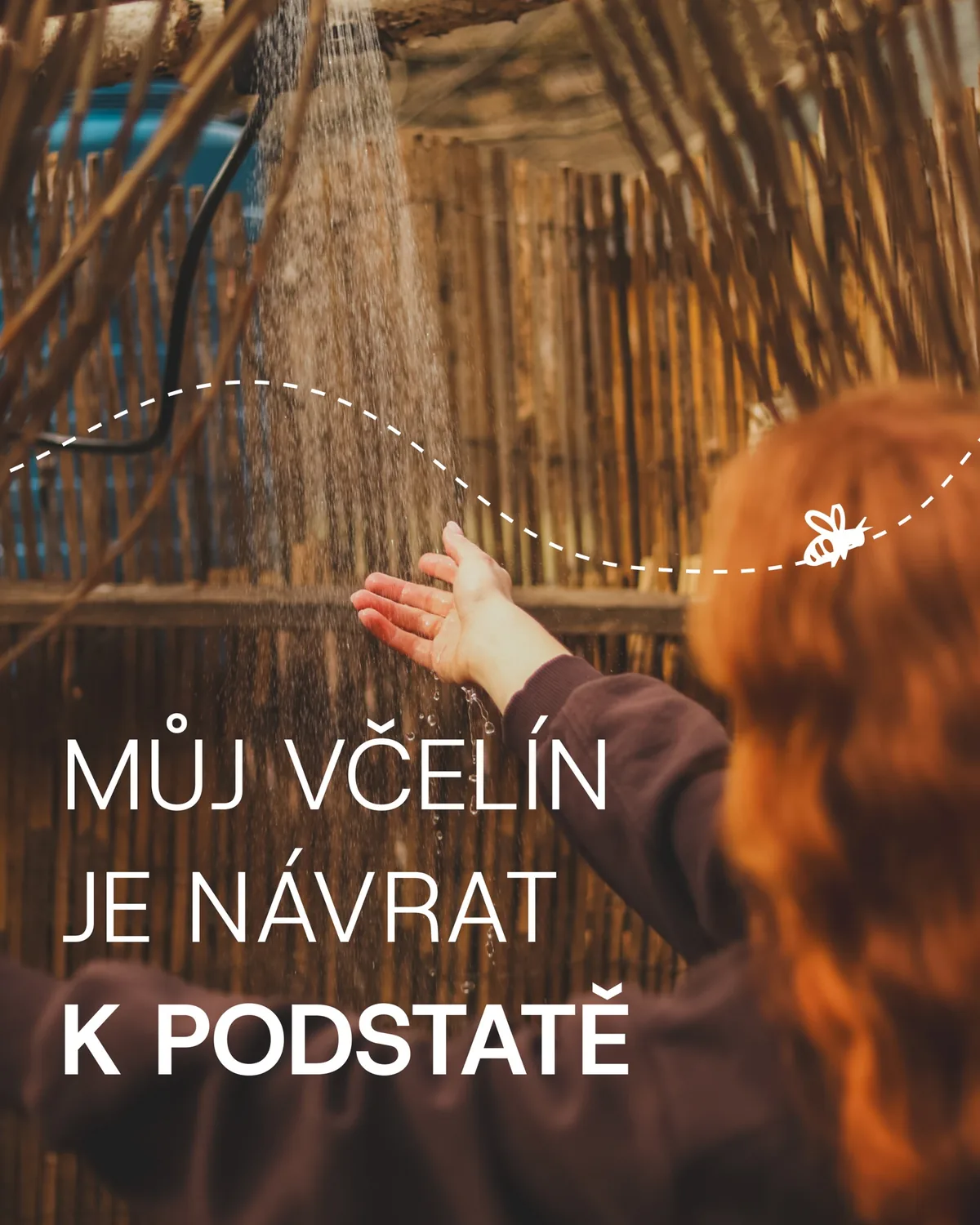 Příspěvek Můj Včelín je návrat k podstatě: ruka pod venkovní sprchou a letící včela