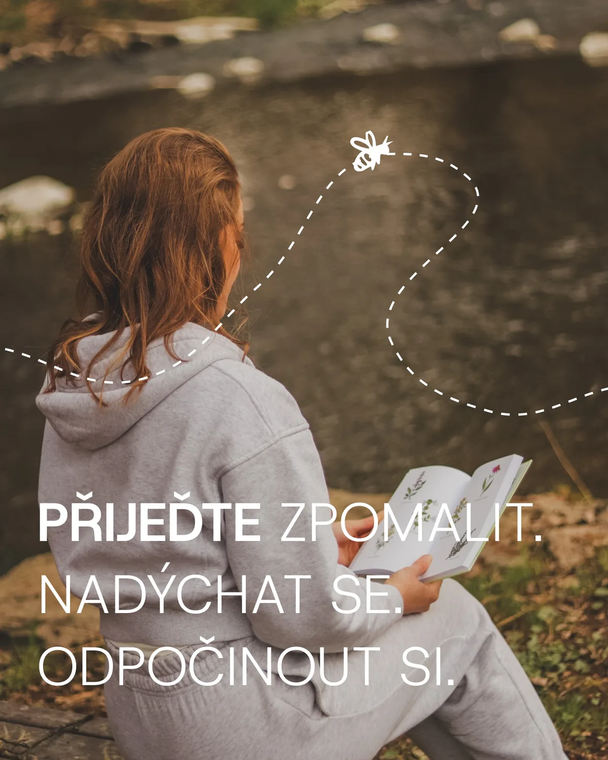Příspěvek Přijeďte zpomalit, nadýchat se, odpočinout si: dívka s knihou u řeky