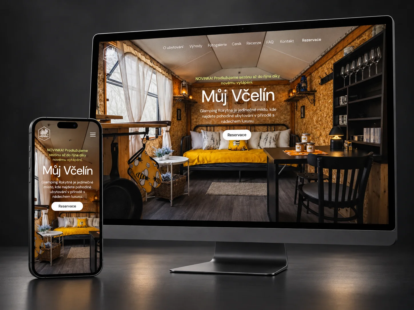 Web Můj Včelín na monitoru a na telefonu: úvodní stránka s interiérem maringotky