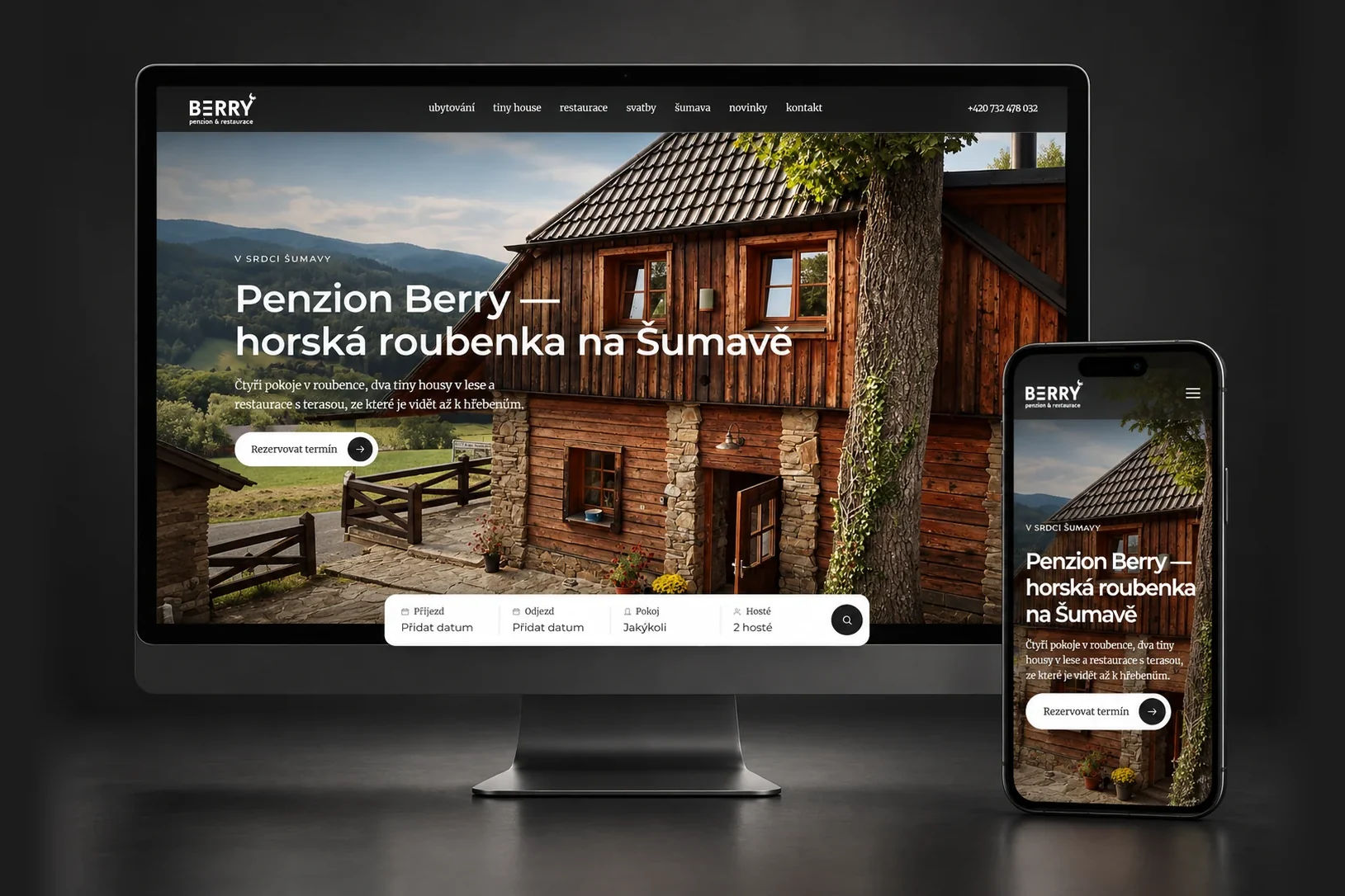 Web Penzionu Berry na monitoru a na mobilu: úvodní stránka s roubenkou na Šumavě