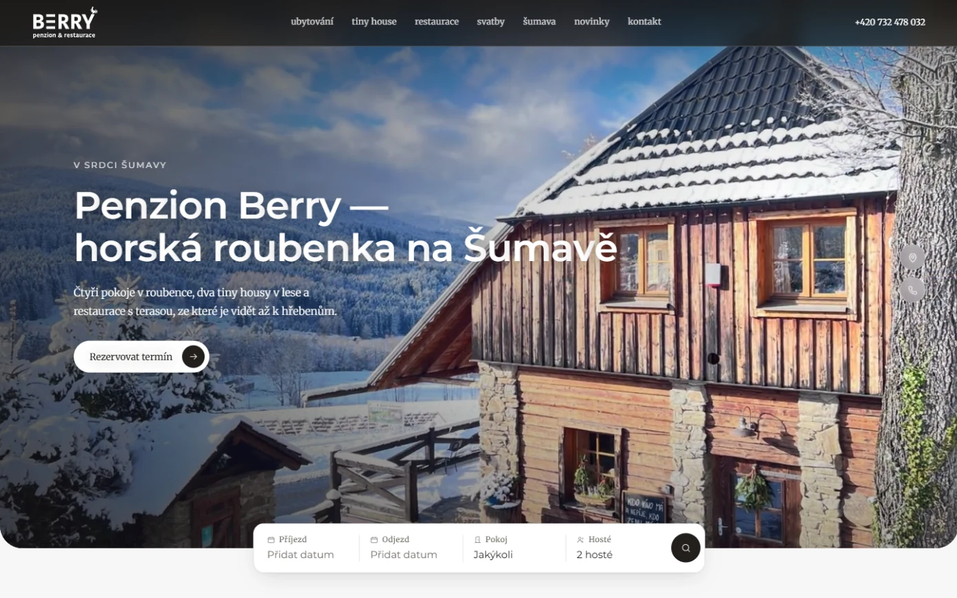 Nový web Penzionu Berry: zasněžená roubenka přes celou šířku, nadpis Penzion Berry – horská roubenka na Šumavě a vyhledávání termínu