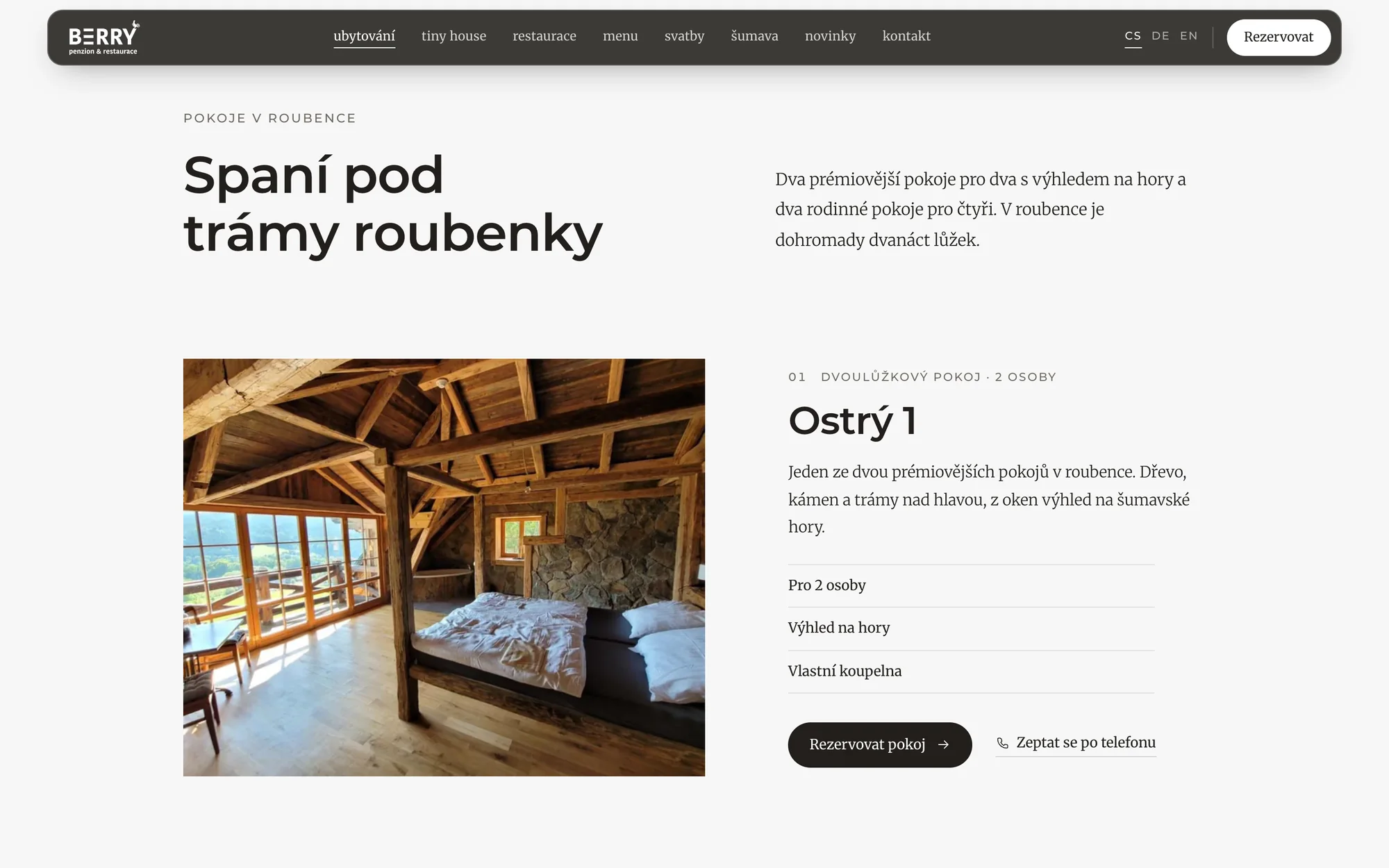 Sekce Spaní pod trámy roubenky: pokoj Ostrý 1 s fotkou, popisem, vybavením a tlačítky Rezervovat pokoj a Zeptat se po telefonu