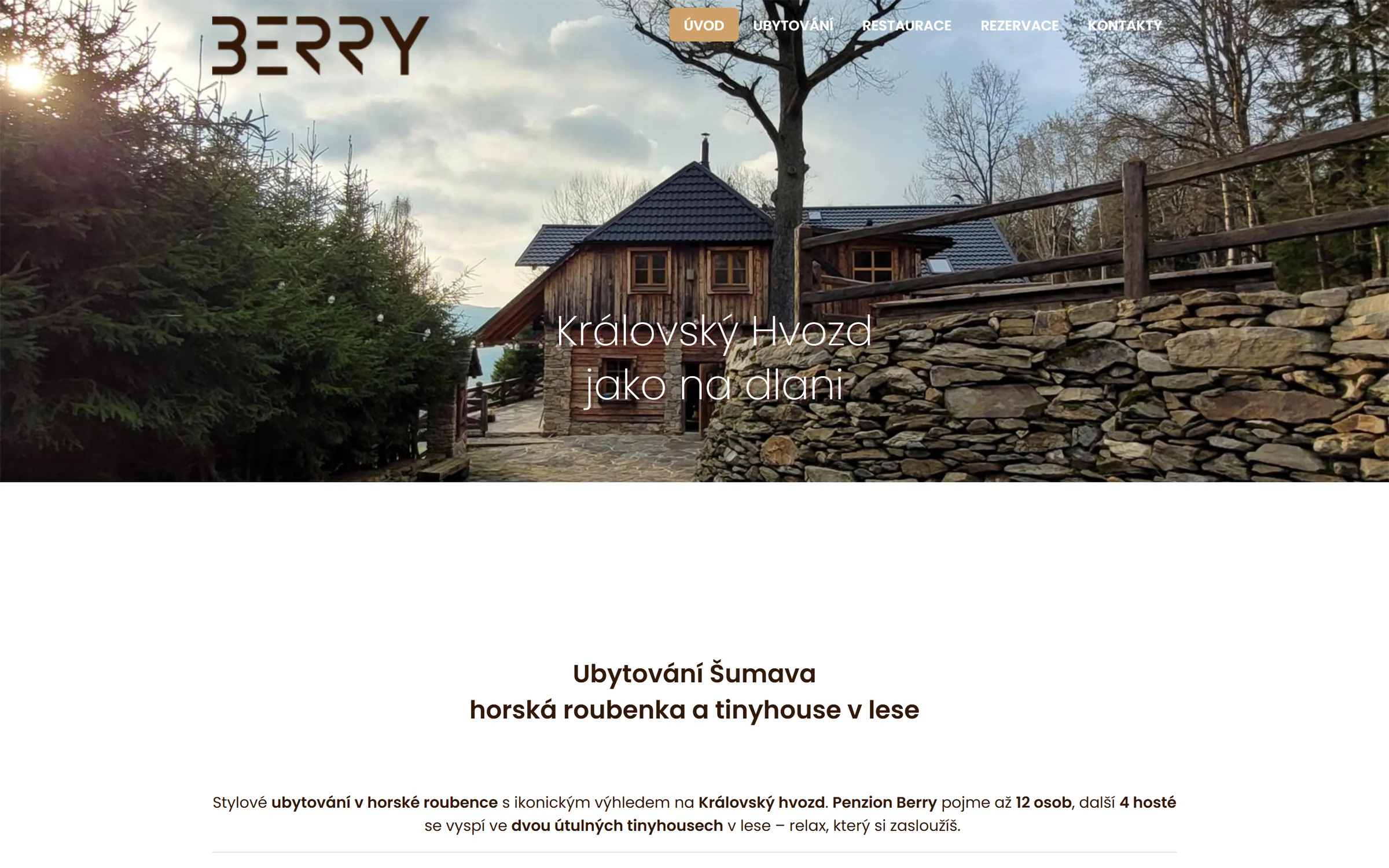 Původní web Penzionu Berry: logo, úvodní fotka roubenky s nápisem Královský Hvozd jako na dlani a bílé plochy kolem