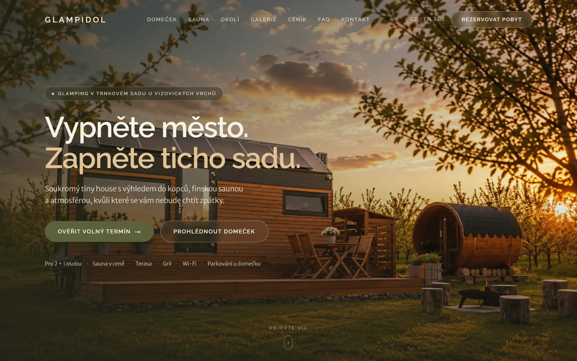 Úvodní stránka webu Glampidol: tiny house a sauna v sadu při západu slunce a nadpis Vypněte město. Zapněte ticho sadu.