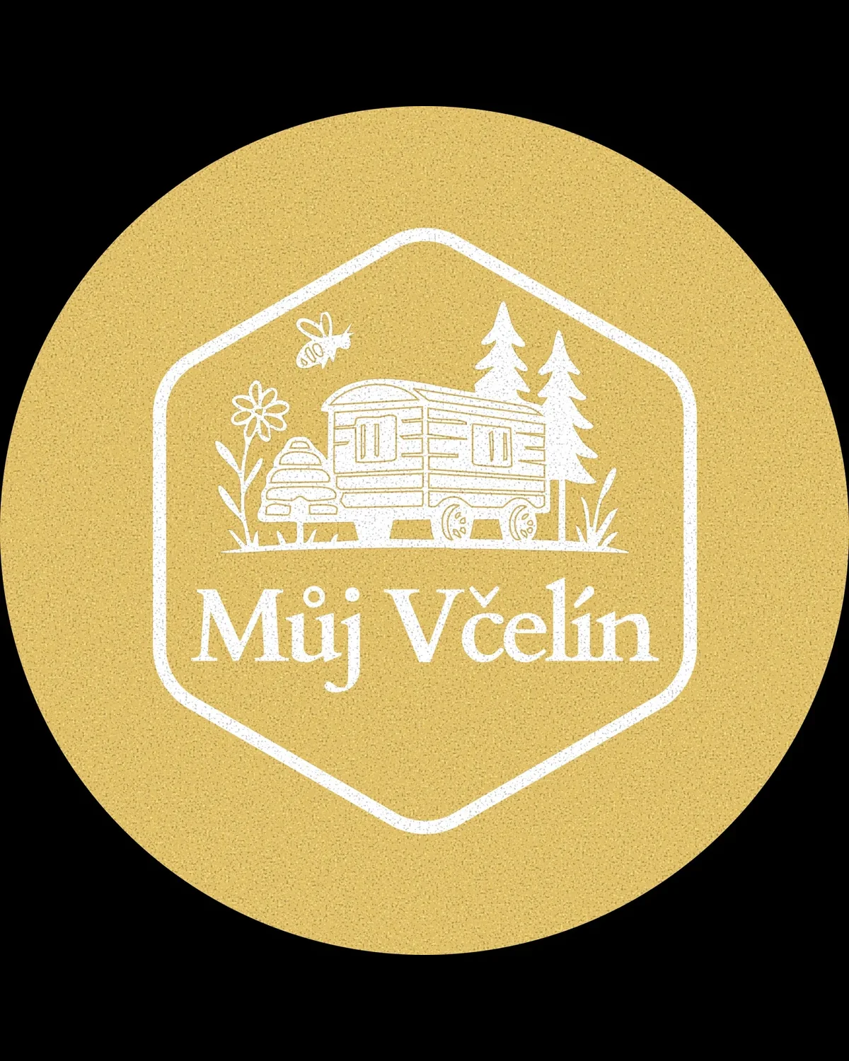 Logo Můj Včelín: maringotka, stromy a včela v šestiúhelníku